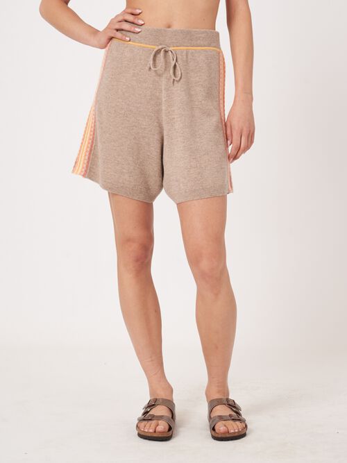 Cashmere short met gebreide regenboog details