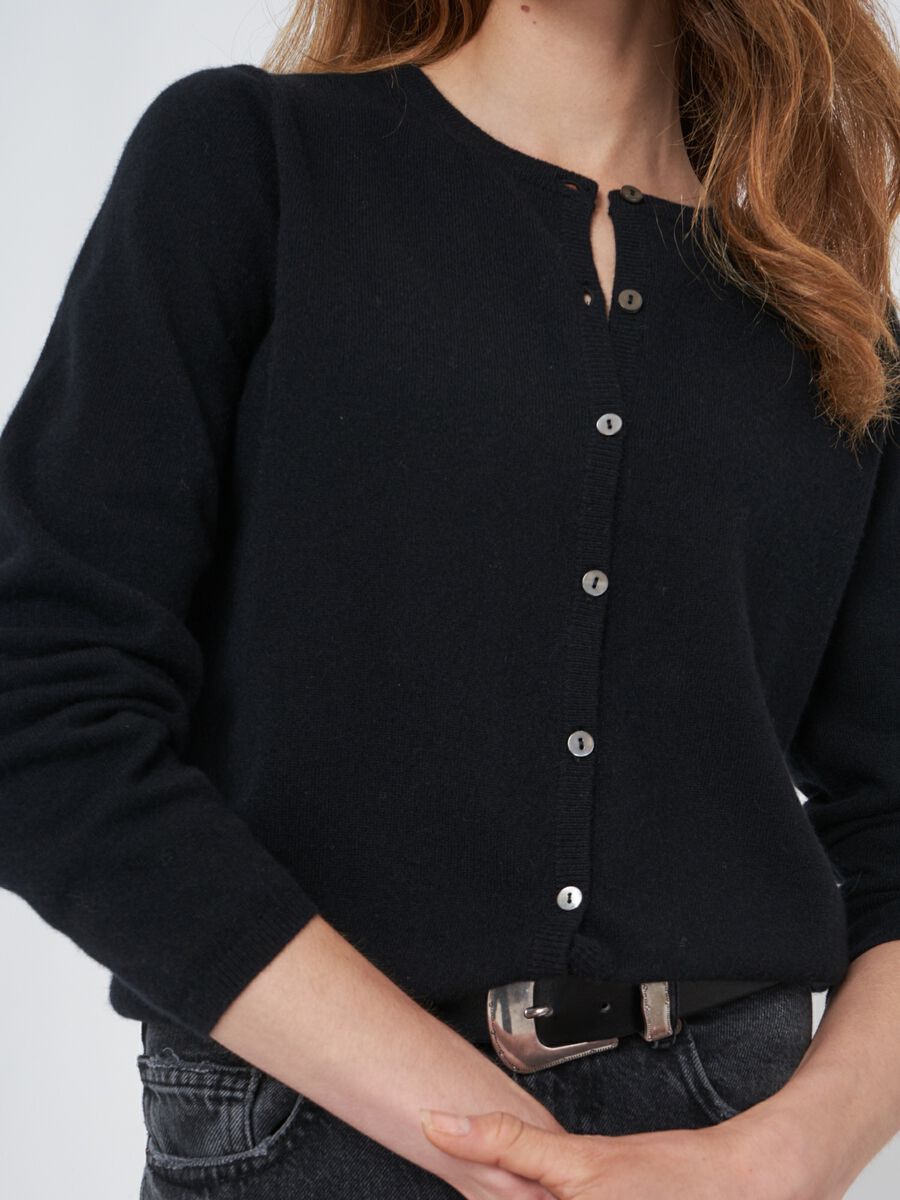 Fijn gebreid cashmere vest met knoopsluiting image number 1