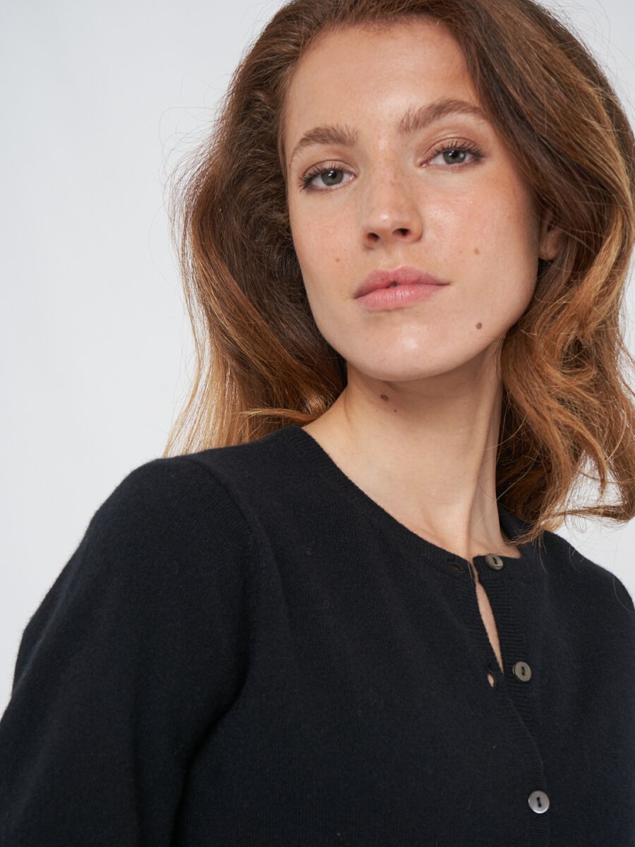 Fijn gebreid cashmere vest met knoopsluiting image number 2