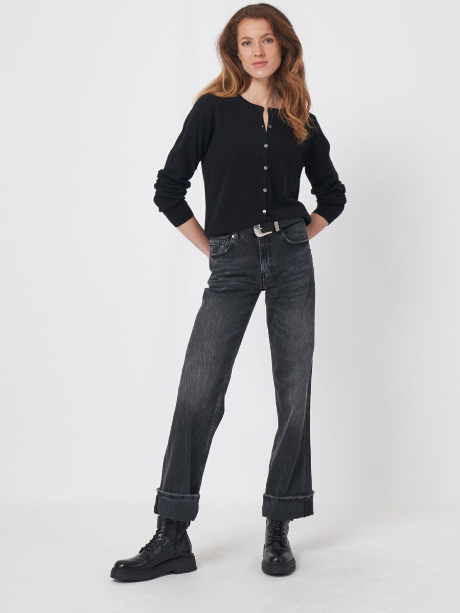 Fijn gebreid cashmere vest met knoopsluiting image number 4