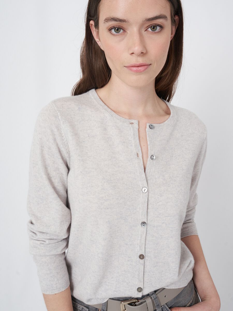 Fijn gebreid cashmere vest met knoopsluiting image number 1