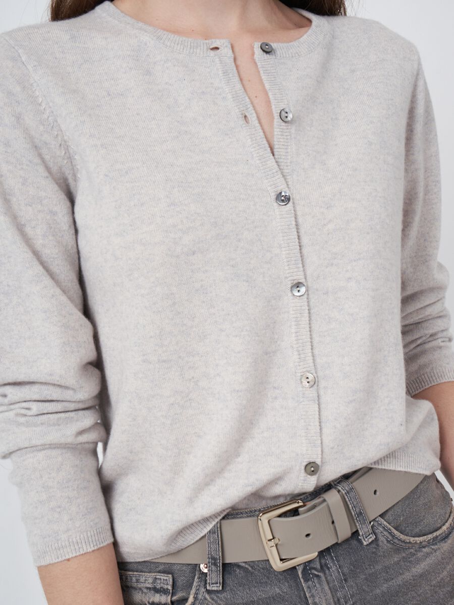 Fijn gebreid cashmere vest met knoopsluiting image number 2