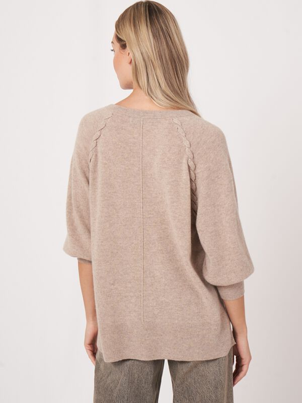 Kaschmir-Raglanpullover mit V-Ausschnitt und geflochtenem Detail image number 1