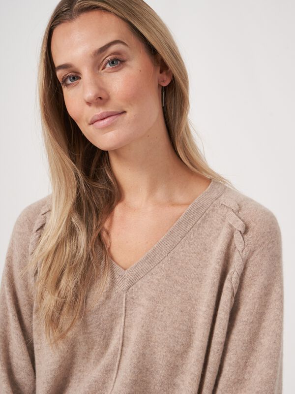 Kaschmir-Raglanpullover mit V-Ausschnitt und geflochtenem Detail image number 2