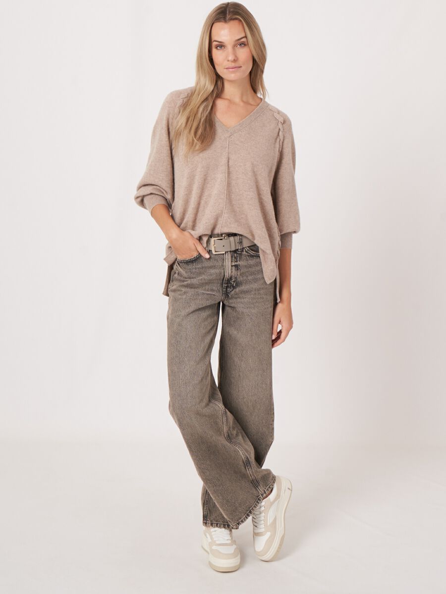 Raglan cashmere V-hals trui met gevlochten detail image number 4