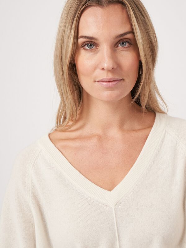 Pull &agrave; col V en cachemire avec imprim&eacute; dip dye image number 2