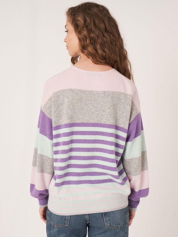 Pull en cachemire à rayures multicolores image number 2
