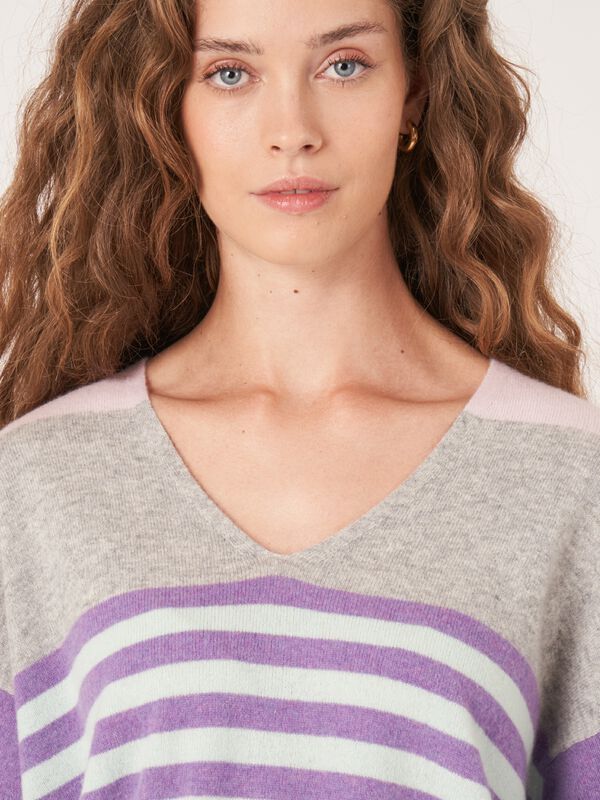 Pull en cachemire à rayures multicolores image number 4