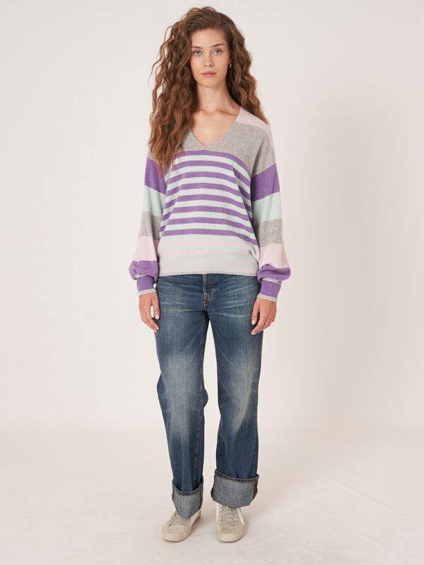 Pull en cachemire à rayures multicolores image number 5