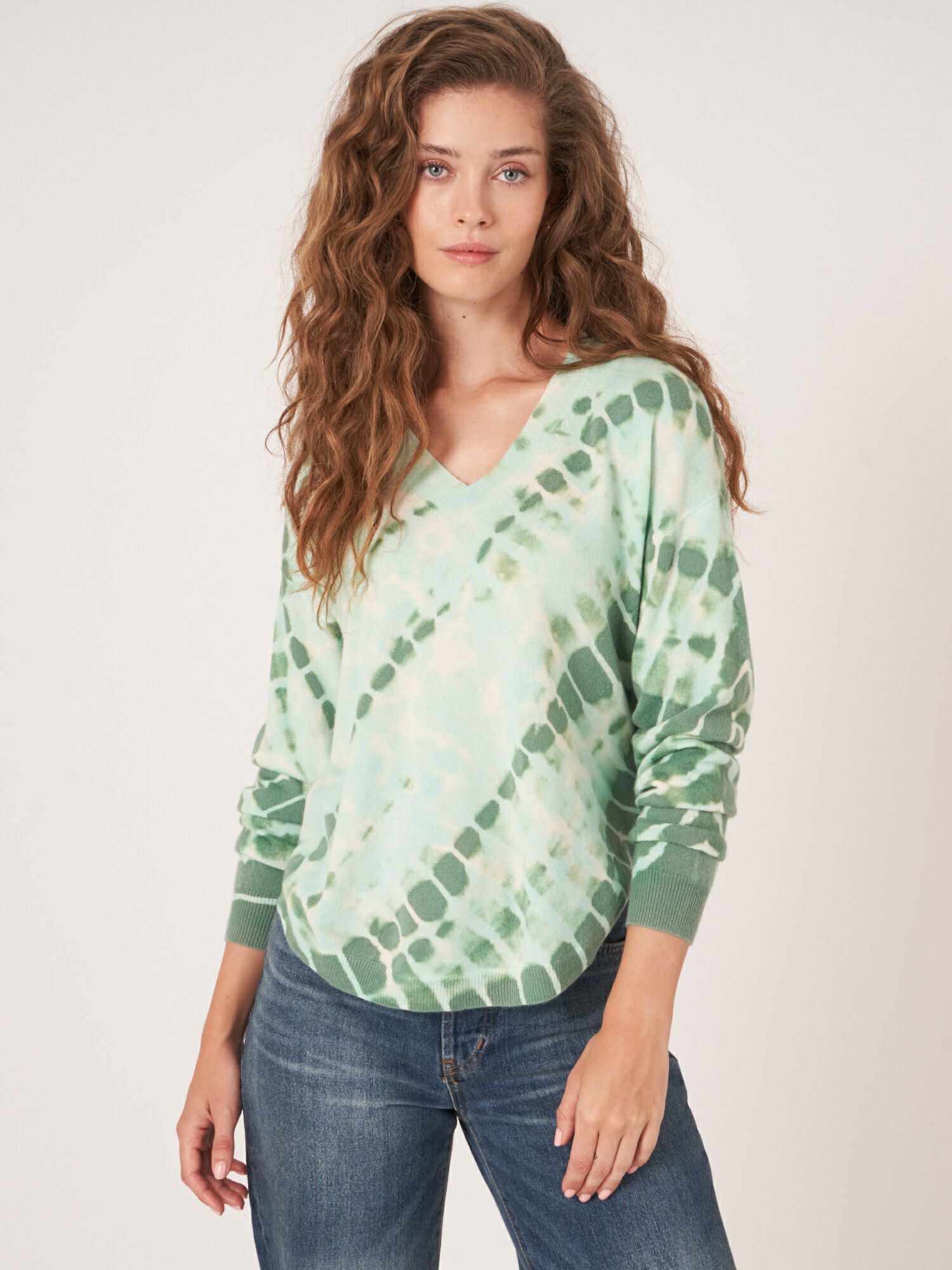 Cashmere trui met V-hals en tie dye print