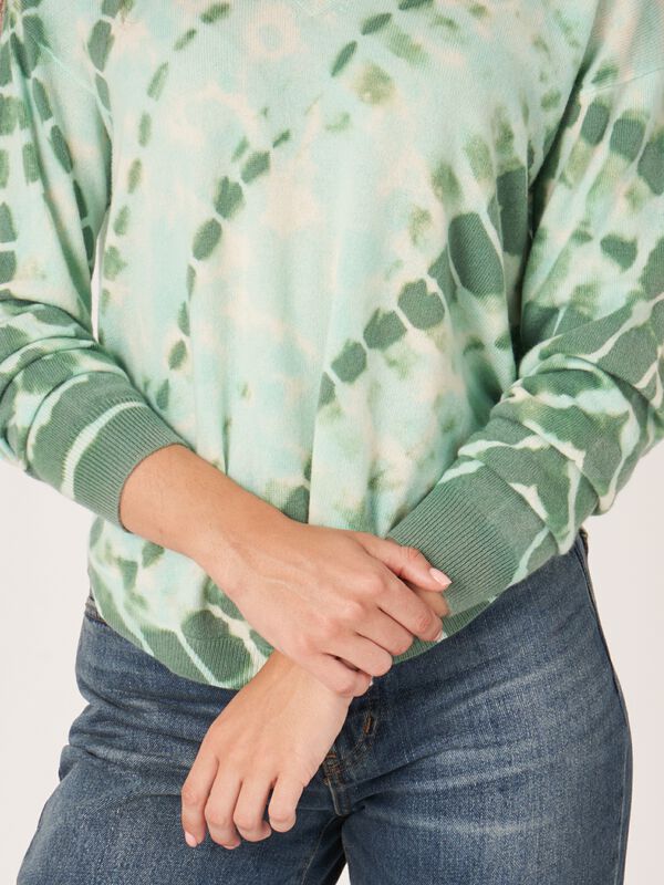 Cashmere trui met V-hals en tie dye print image number 3