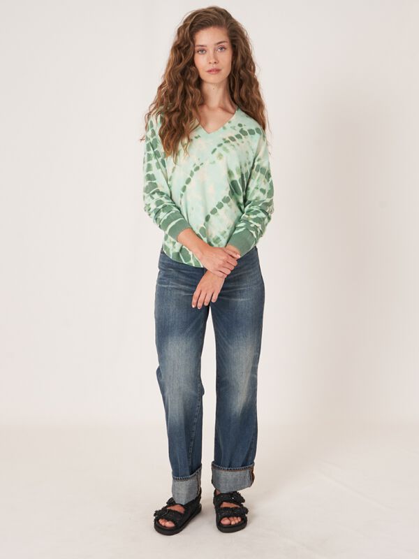 Cashmere trui met V-hals en tie dye print image number 5