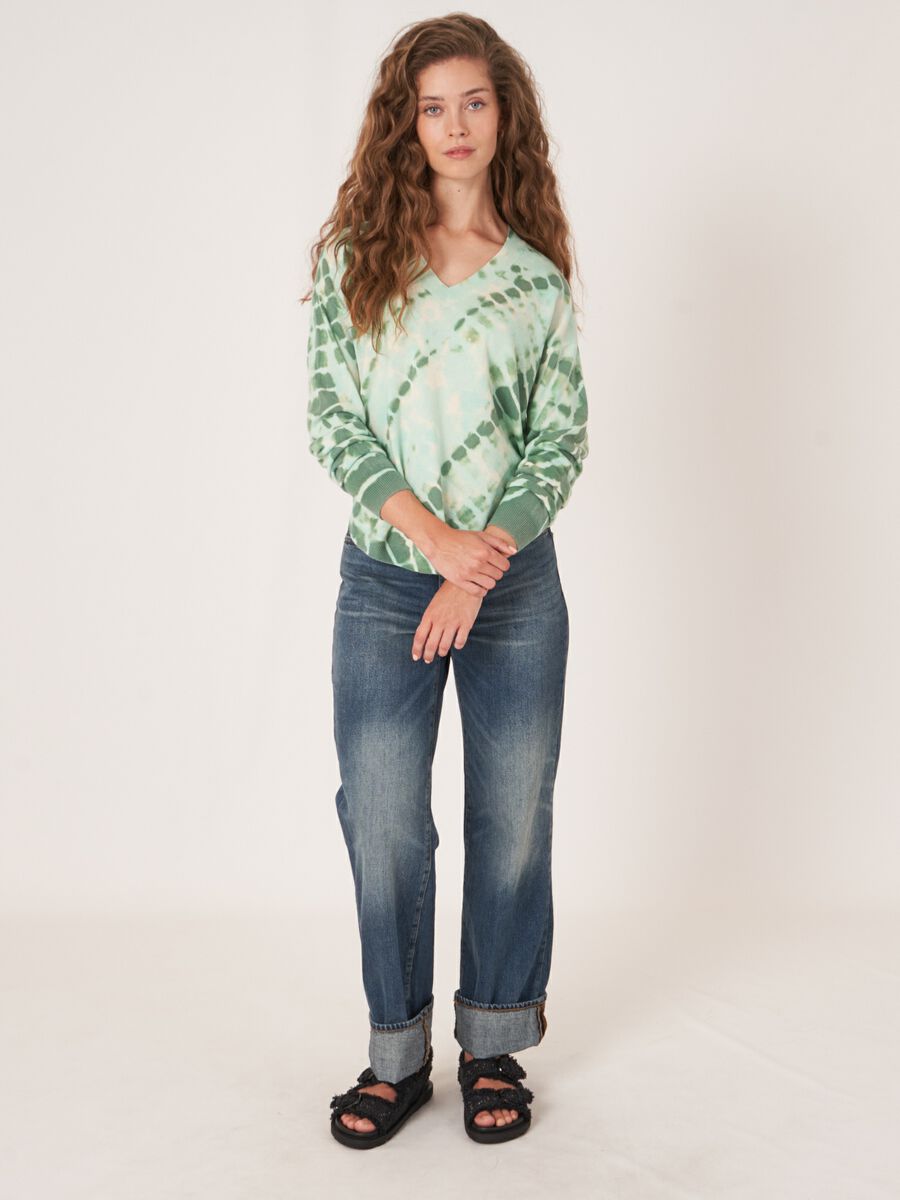 Pull en cachemire à col en V et imprimé tie dye image number 5