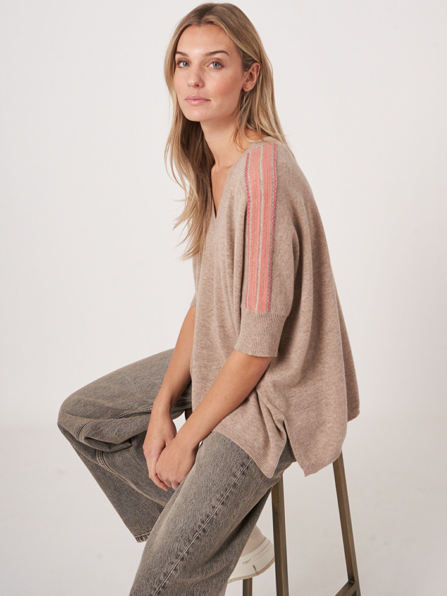 Cashmere poncho trui met V hals en gebreid schouder detail