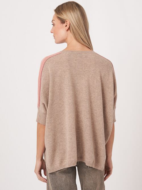 Pull poncho en cachemire à col en V et détails tricotés sur les épaules