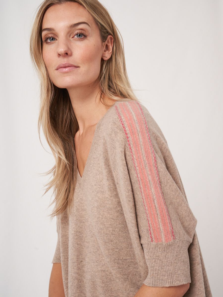 Pull poncho en cachemire à col en V et détails tricotés sur les épaules image number 2