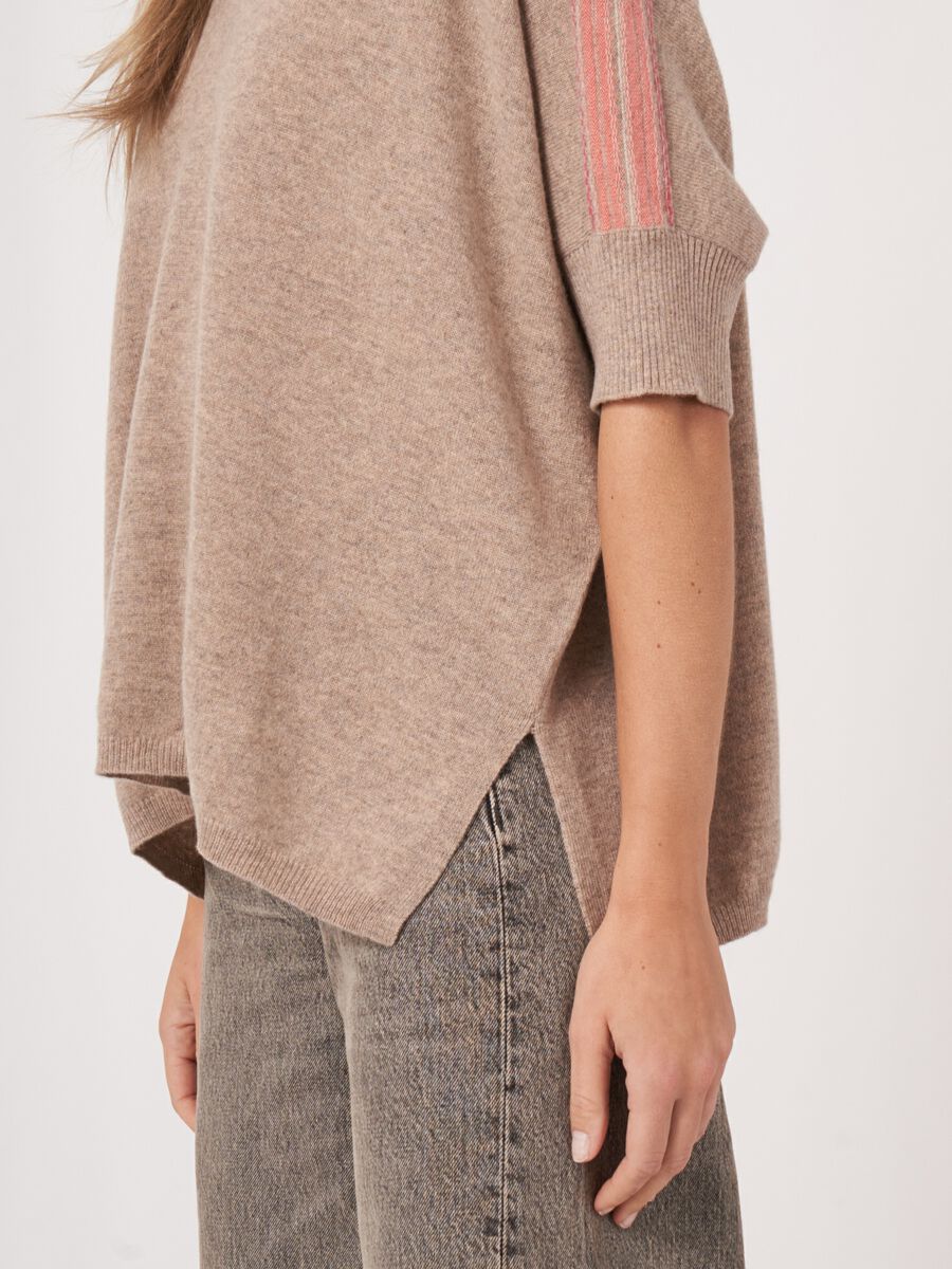 Pull poncho en cachemire à col en V et détails tricotés sur les épaules image number 3
