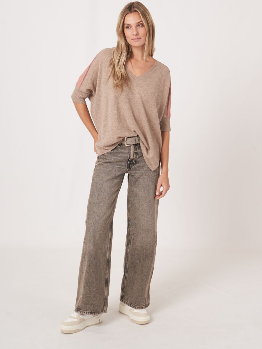 Pull poncho en cachemire à col en V et détails tricotés sur les épaules image number 4