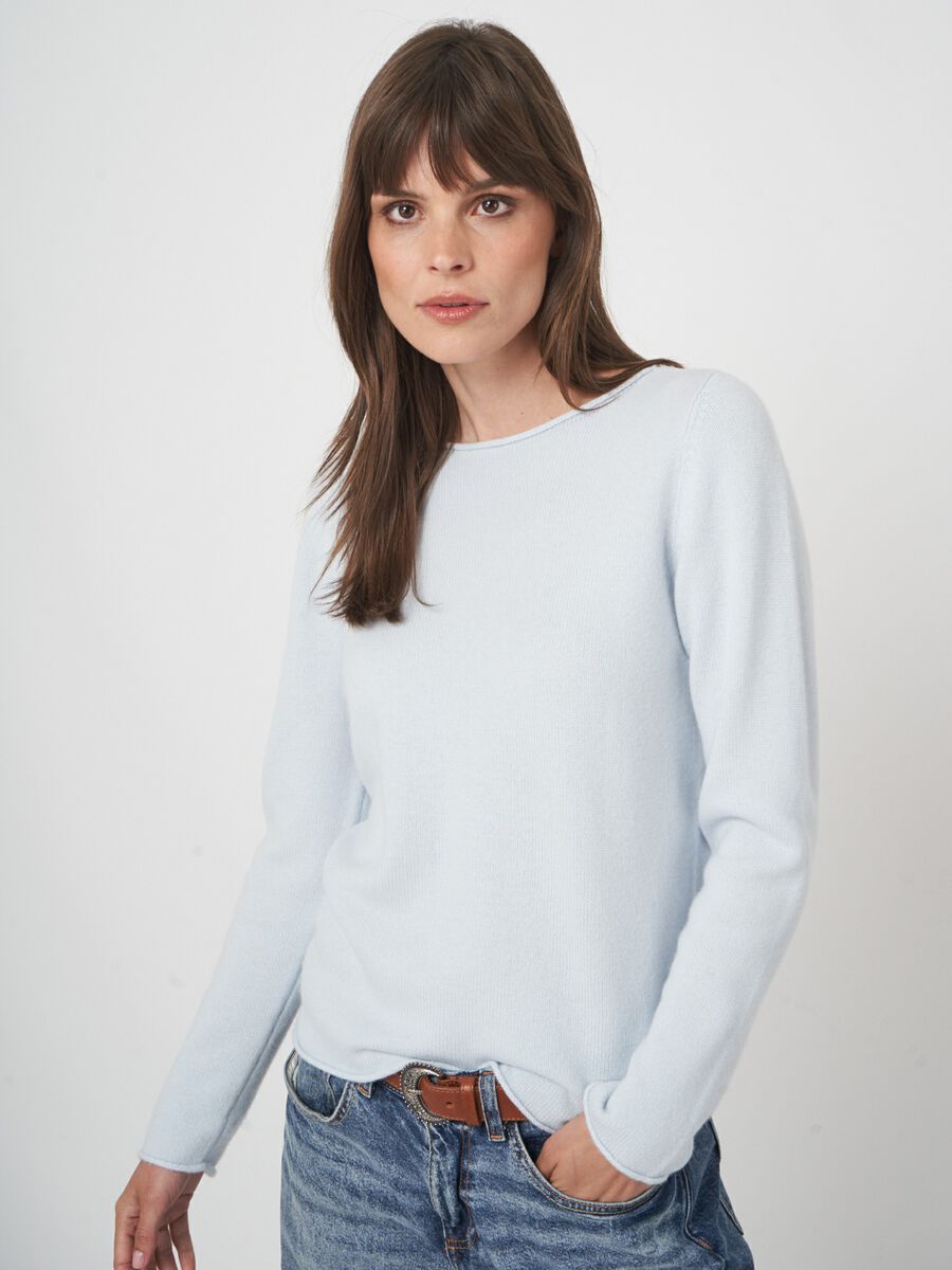 Medium weight basic cashmere boat neck sweater image number 2