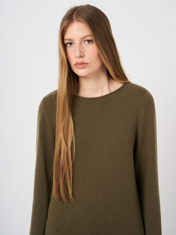 Medium-Weight Organic Cashmere Boat-Neck Sweater image number 1