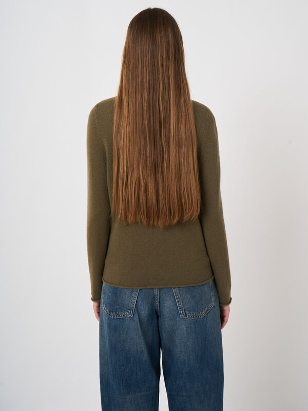 Medium-Weight Organic Cashmere Boat-Neck Sweater image number 4