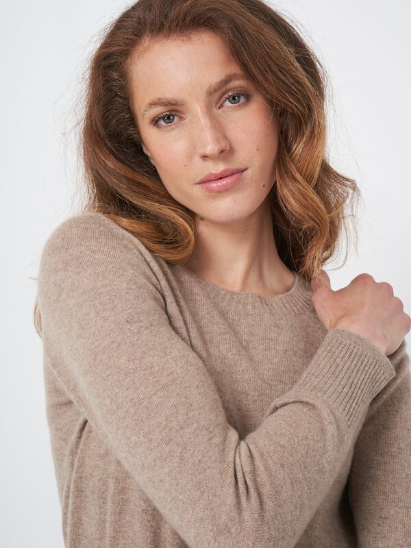 Fijn gebreide cashmere trui met ronde hals image number 1