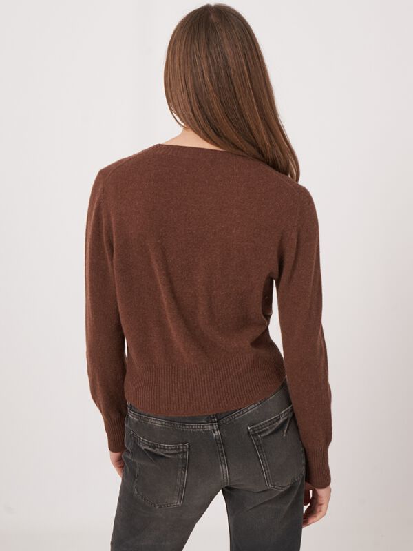 Fine knit round neck cashmere sweater image number 4
