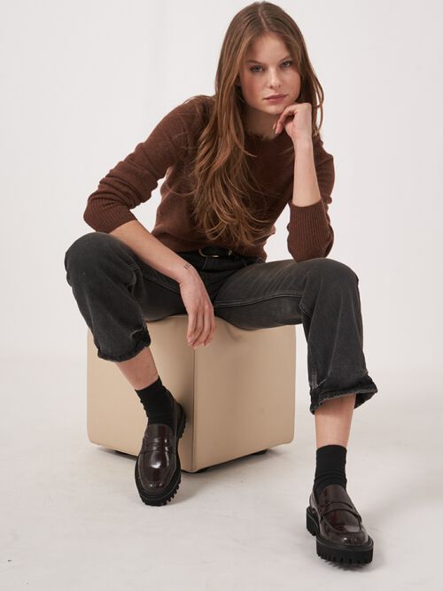 Fine knit round neck cashmere sweater