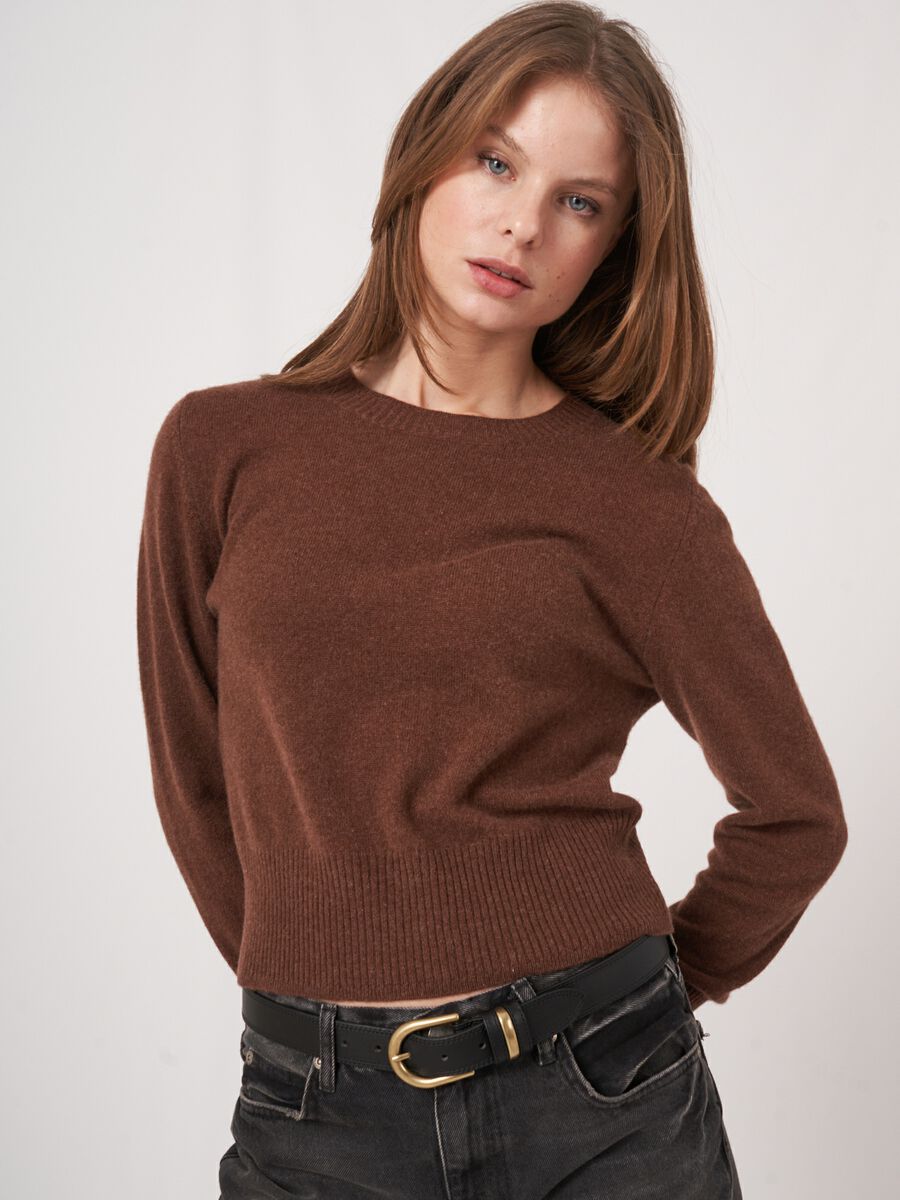 Fine knit round neck cashmere sweater image number 3