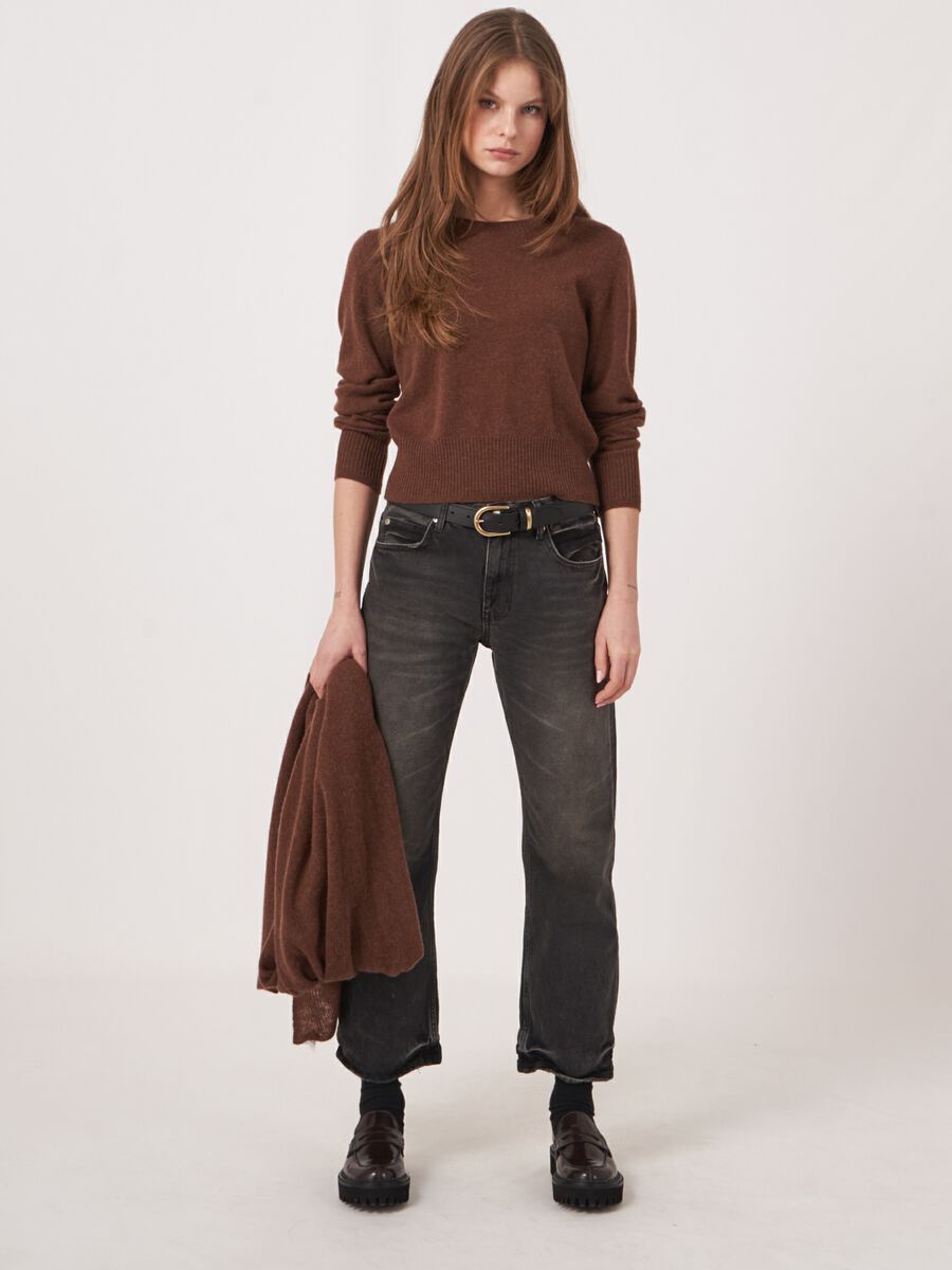 Fine knit round neck cashmere sweater image number 2