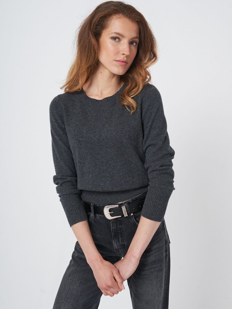 Fine knit round neck cashmere sweater image number 0