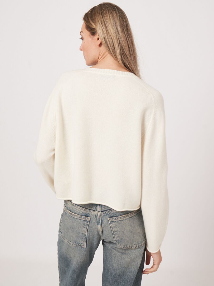 Ruimvallende en korte cashmere sweater image number 2