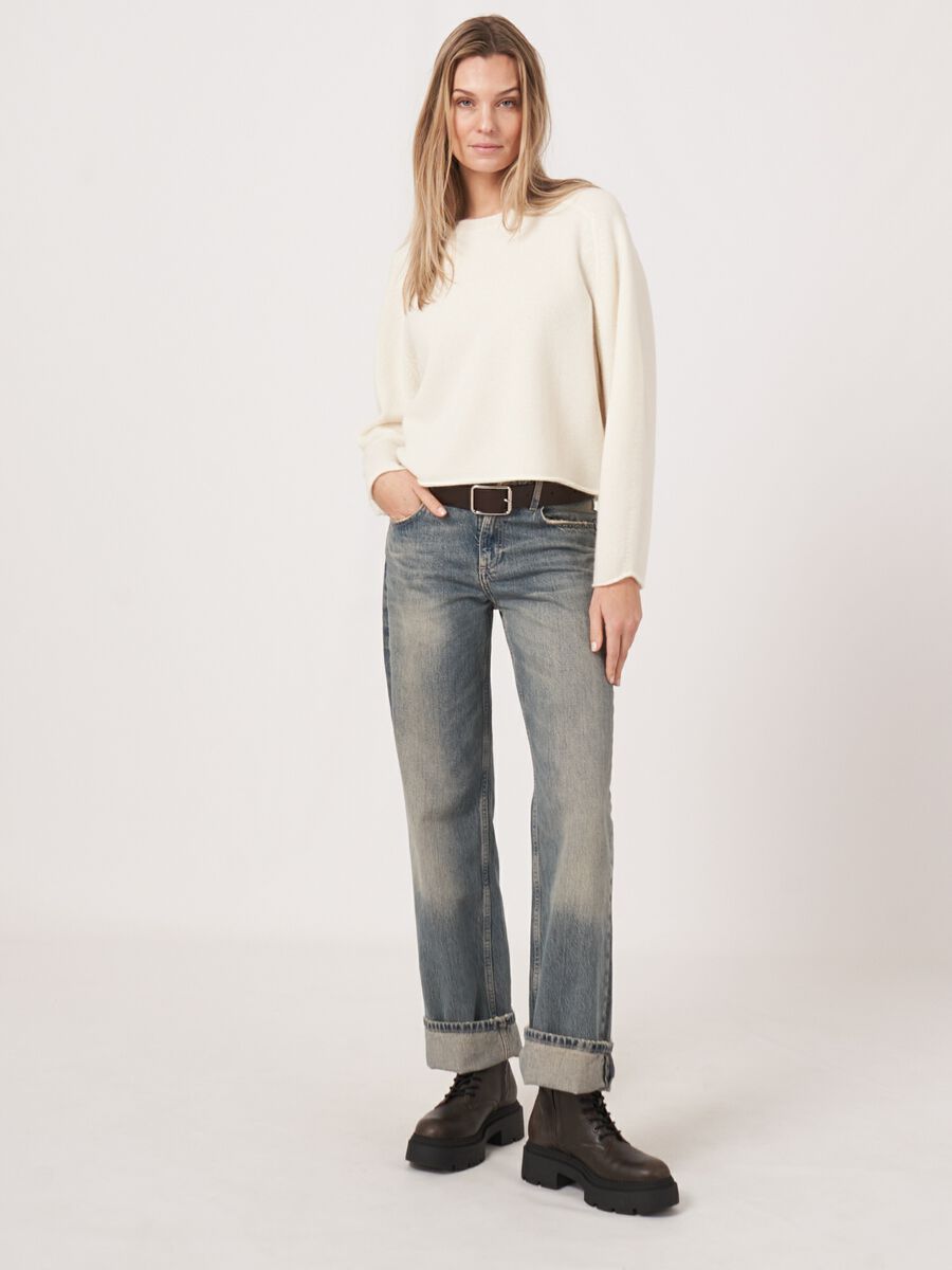 Ruimvallende en korte cashmere sweater image number 5