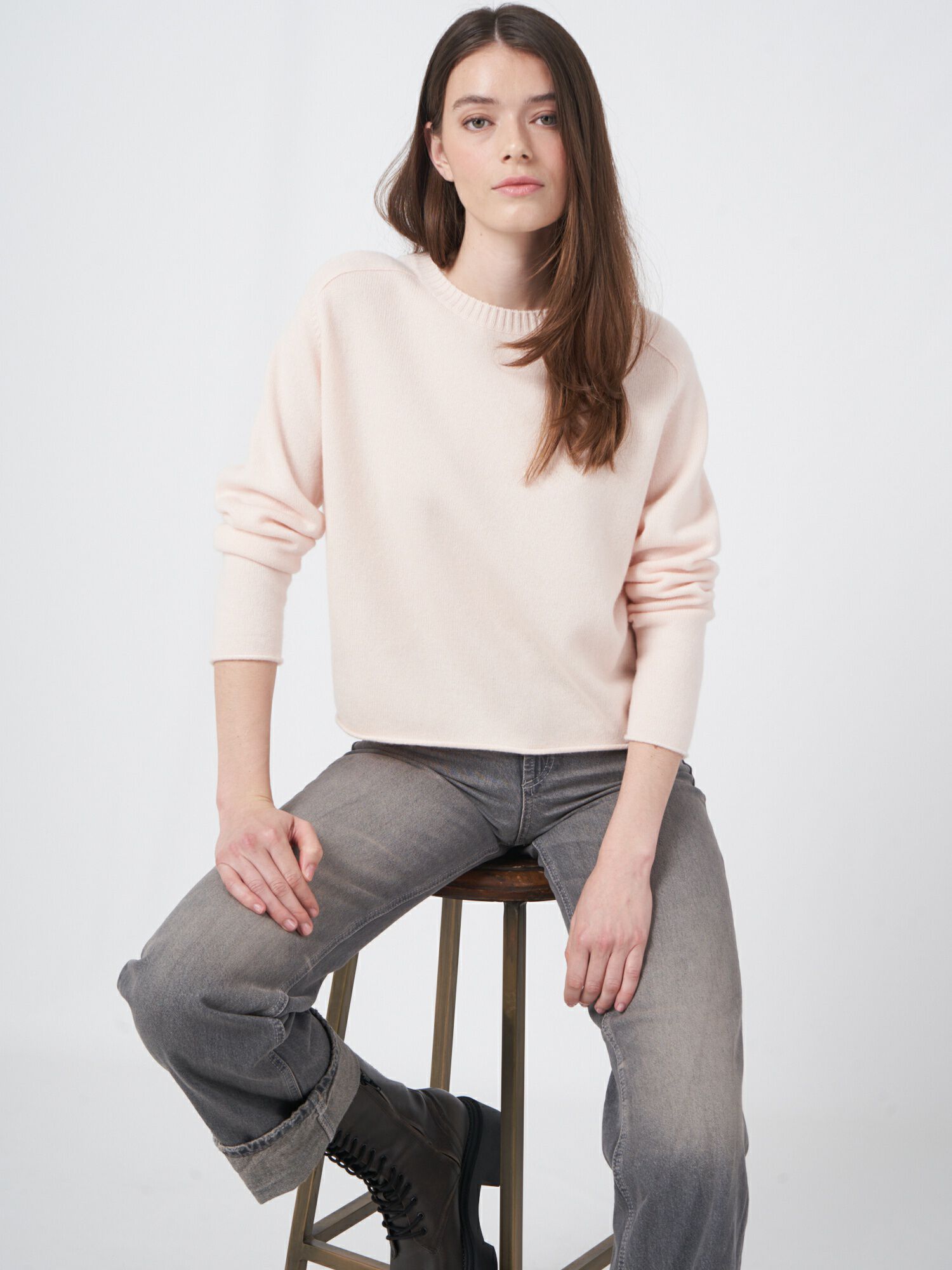 Ruimvallende en korte cashmere sweater