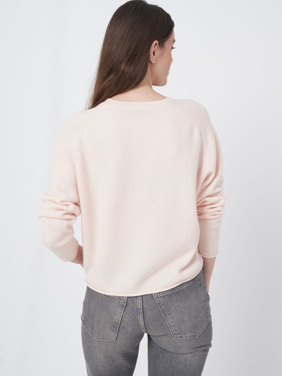 Ruimvallende en korte cashmere sweater image number 3