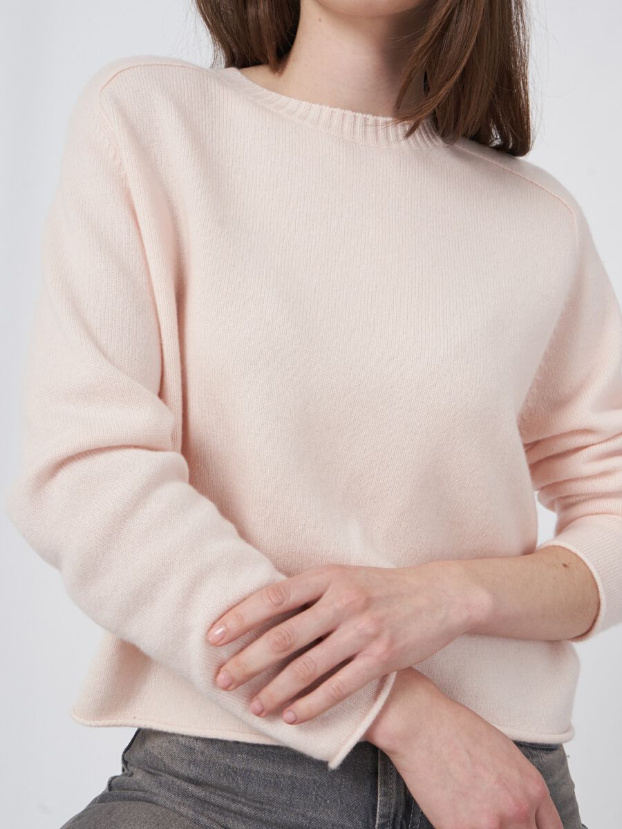 Ruimvallende en korte cashmere sweater image number 1