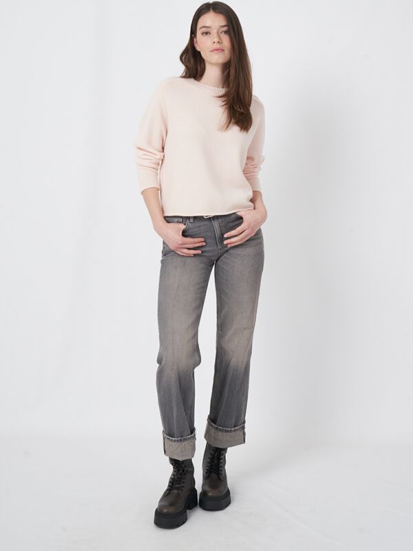 Pull court et ample en cachemire image number 4