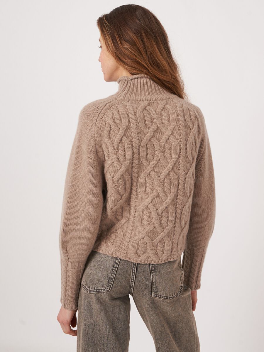 Korte cashmere sweater met kabelpatroon image number 2