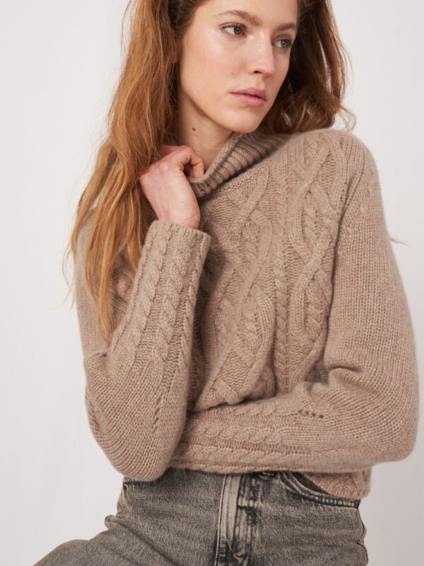 Verkürzter Zopfmuster-Pullover aus Kaschmir image number 4