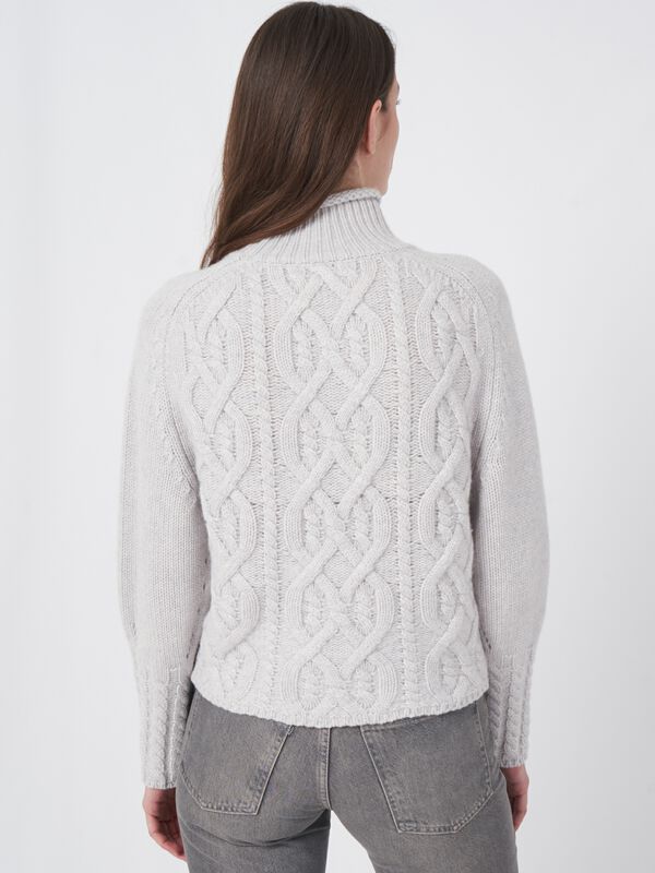 Cropped cable knit cashmere sweater image number 3