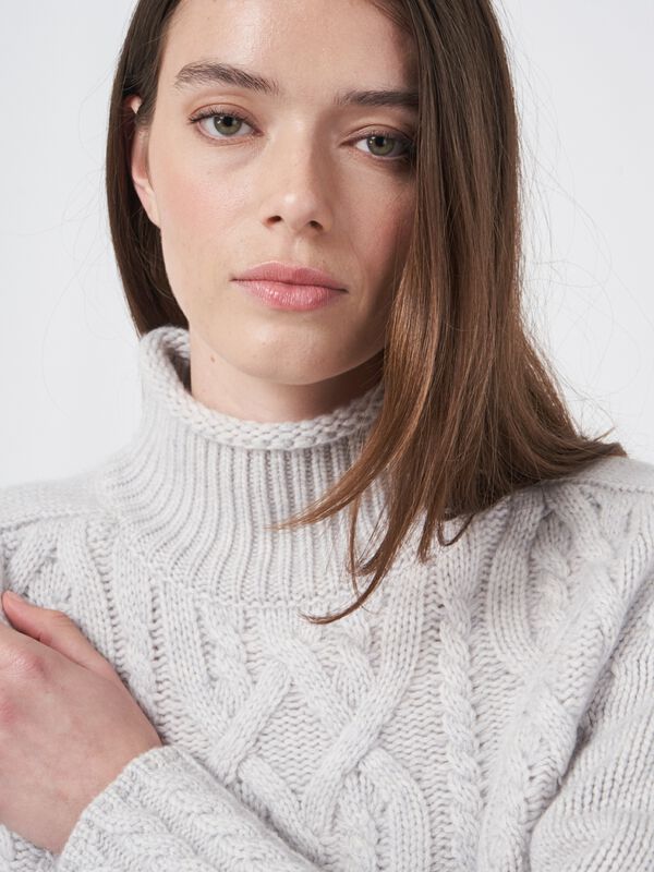 Cropped cable knit cashmere sweater image number 1