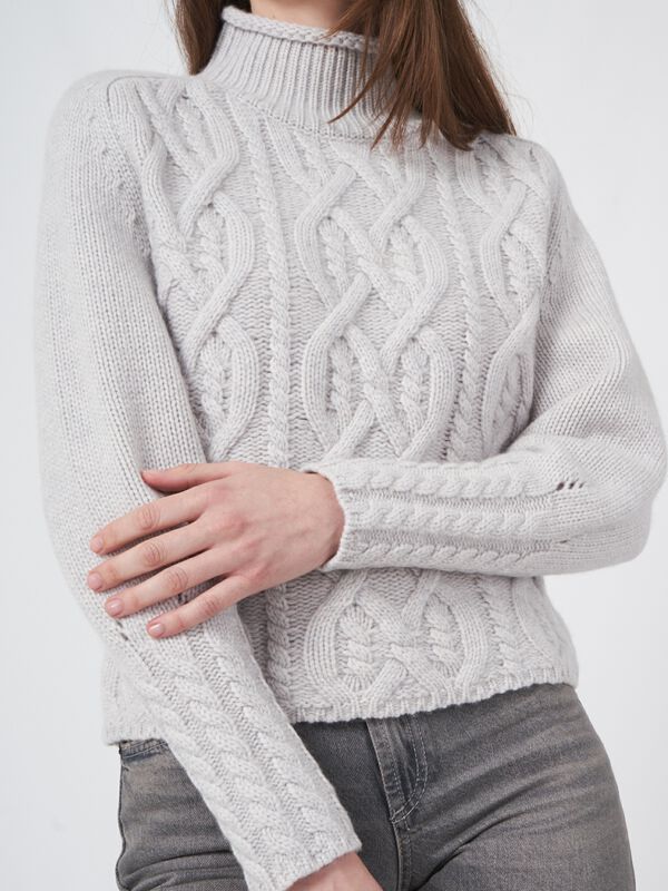 Cropped cable knit cashmere sweater image number 2