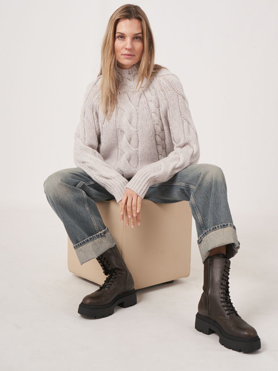 Grofgebreid cashmere trui met kabelpatroon image number 1