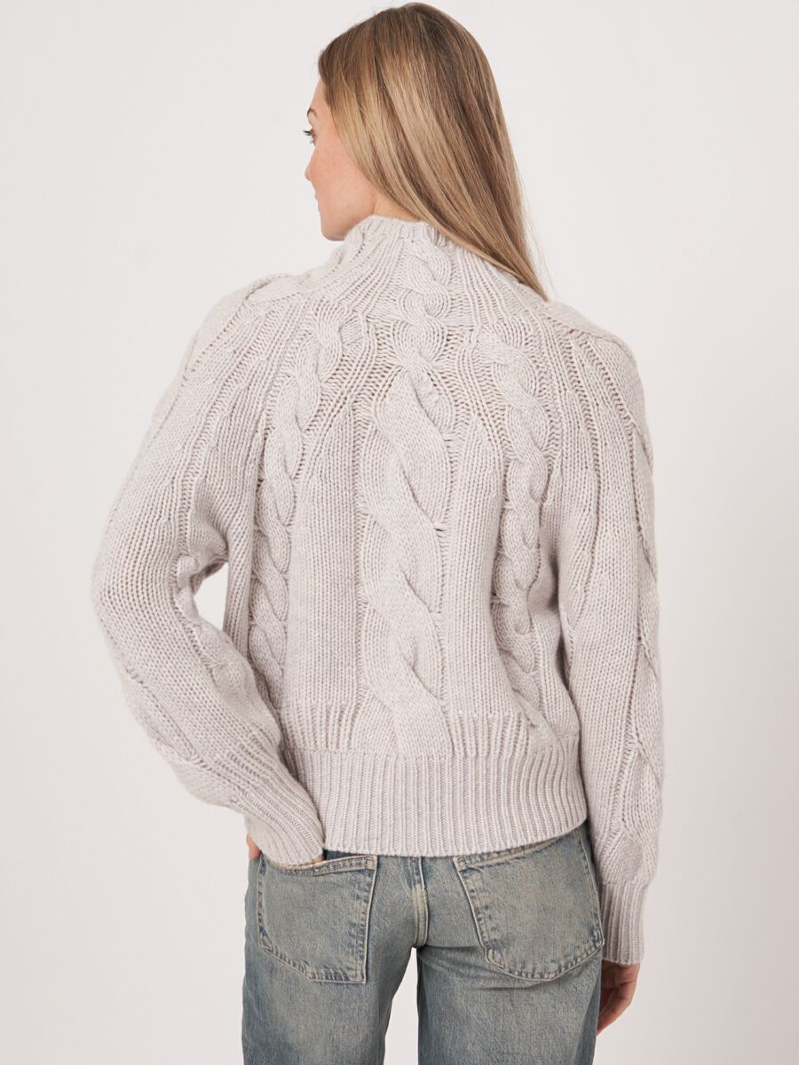 Grofgebreid cashmere trui met kabelpatroon image number 2