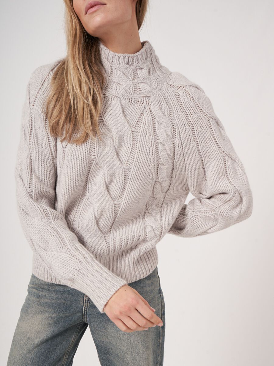 Grofgebreid cashmere trui met kabelpatroon image number 4