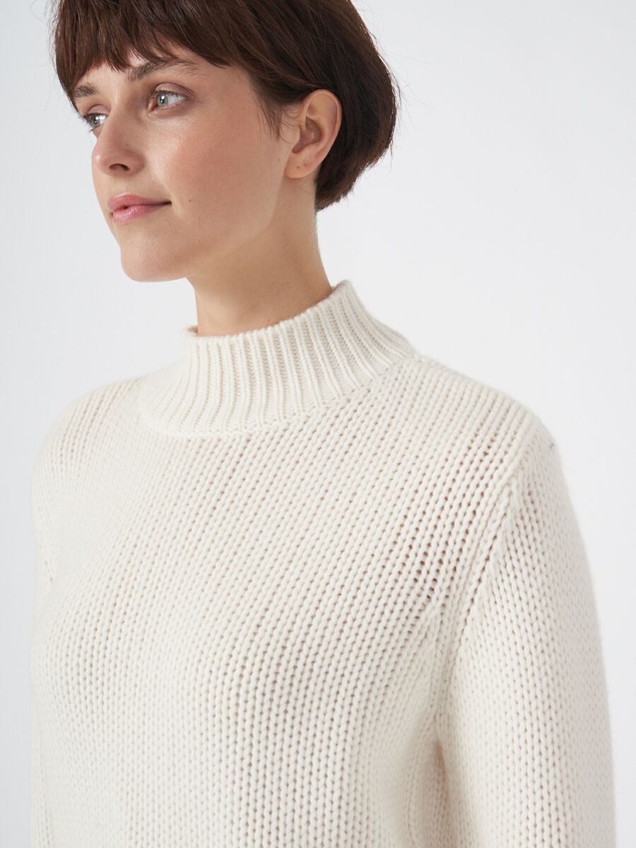 Grof gebreide cashmere trui met geribde opstaande kraag image number 2