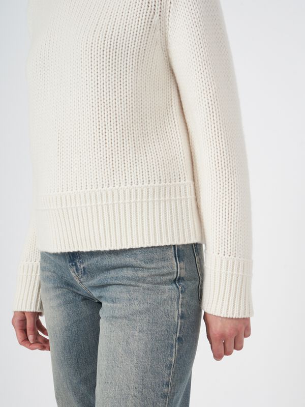 Pull en cachemire épais avec col montant côtelé image number 3