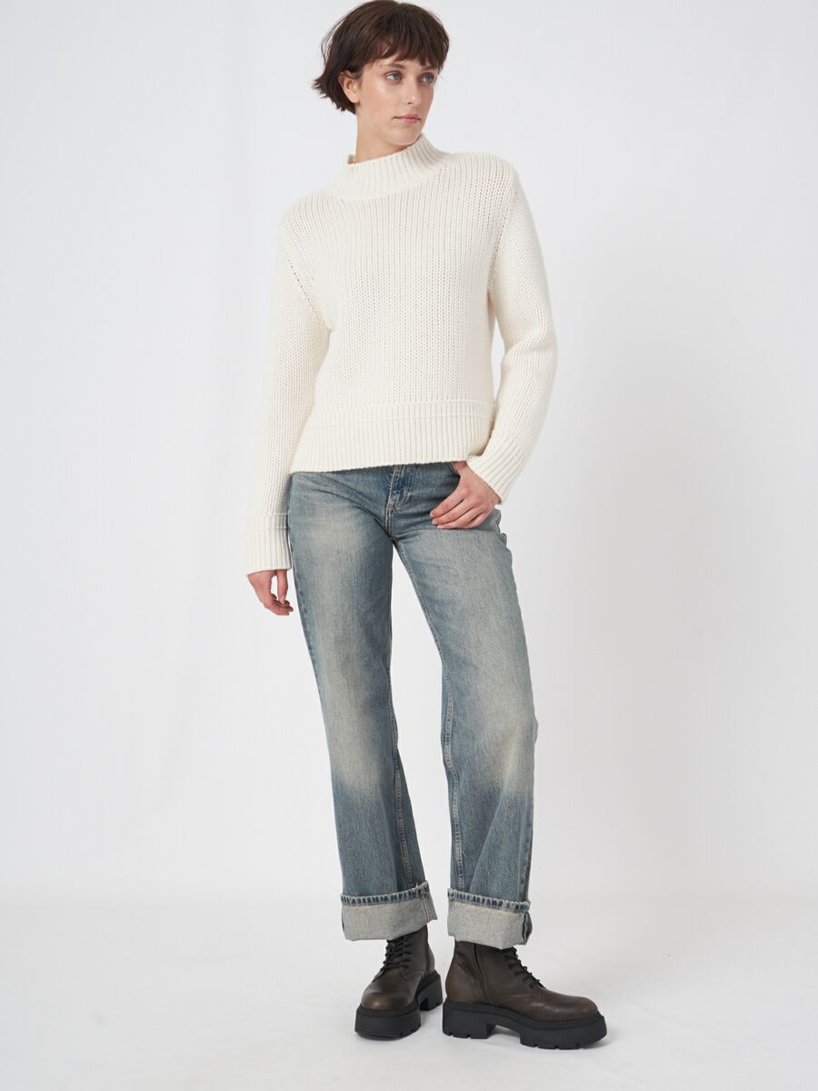 Grof gebreide cashmere trui met geribde opstaande kraag image number 4
