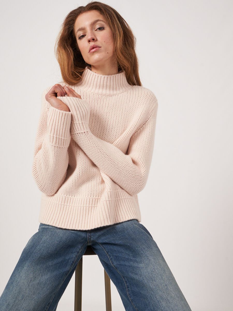 Grof gebreide cashmere trui met geribde opstaande kraag image number 1