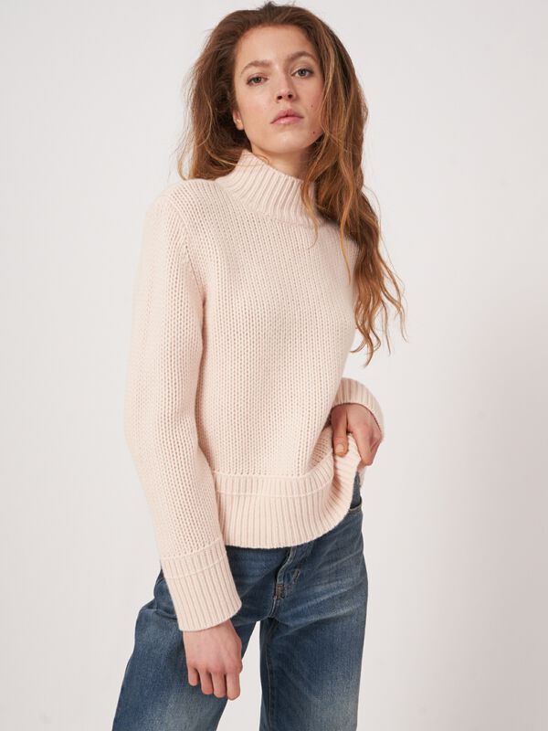 Grof gebreide cashmere trui met geribde opstaande kraag image number 2